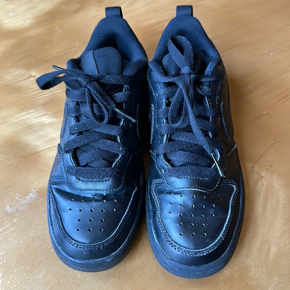 Nike All  Day Play boys  tenis in very good condition.